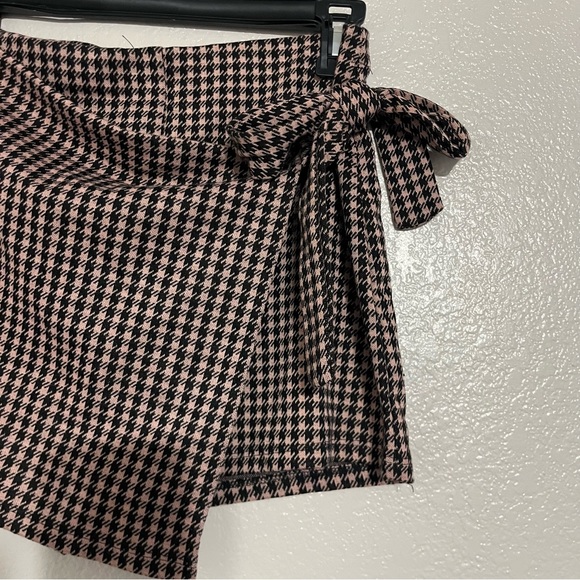 Haute Monde Brown and Pink Plaid Wrap Around Shorts Size Small - Picture 2 of 4